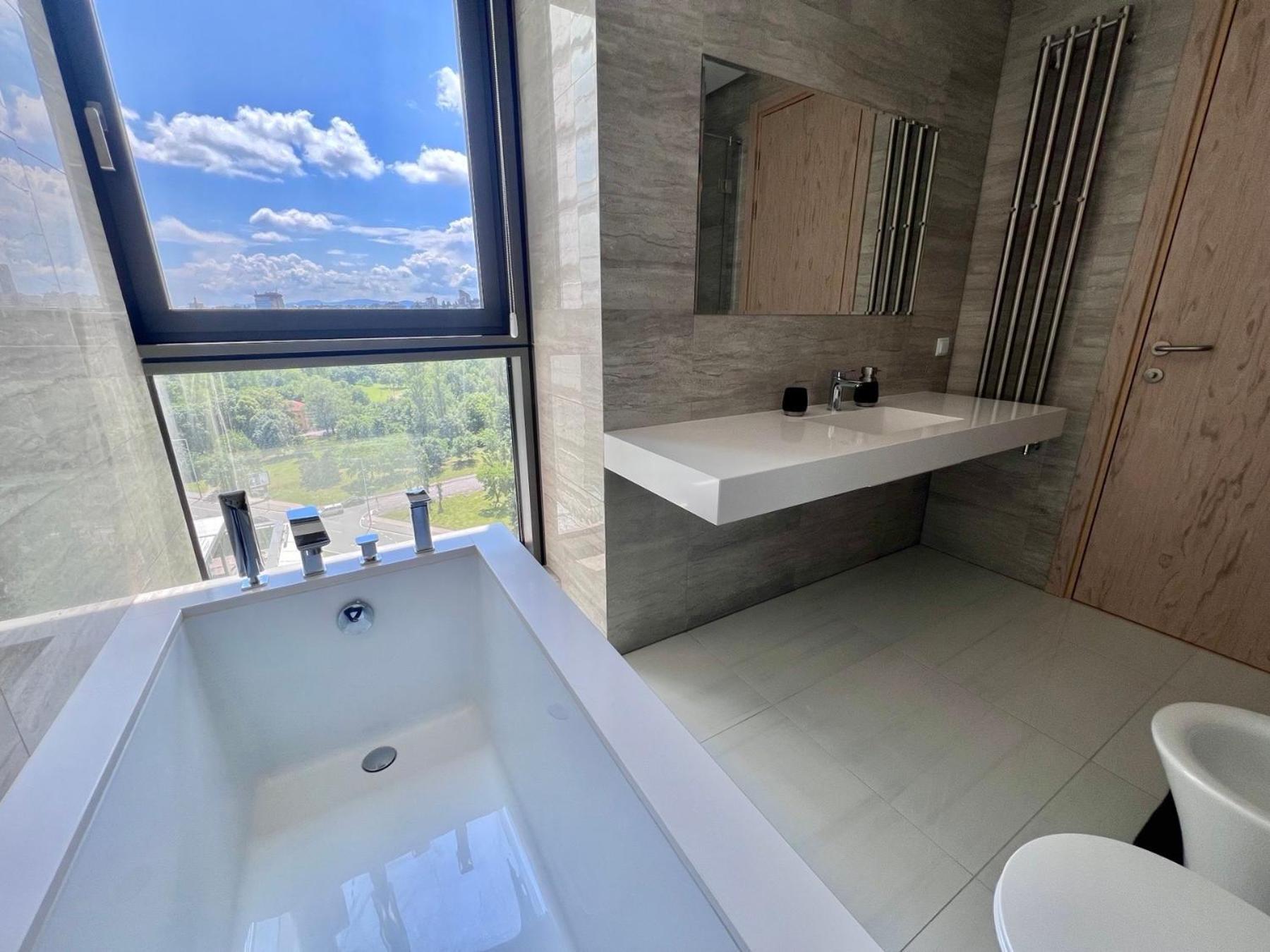 Point Grand Apartment *